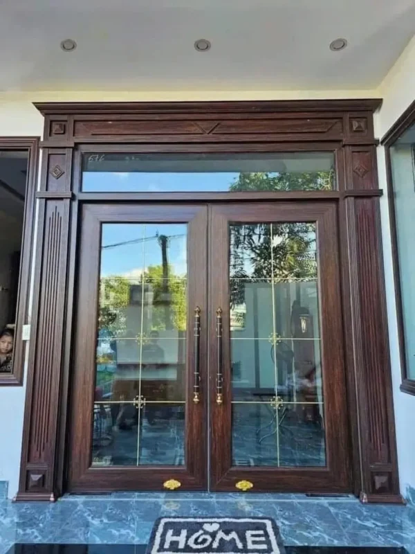 Mẫu cửa chính vân gỗ ốp phào trụ kiểu tân cổ điển, thi công cửa nhôm thủy lực Thái Bình