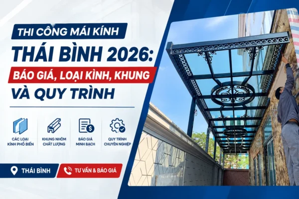 thi công mái kính Thái Bình 2026 với mái kính khung sắt họa tiết và thợ đang lắp đặt