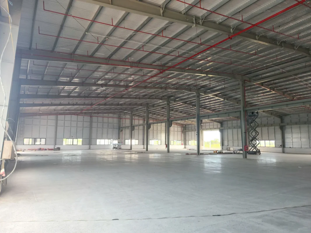 Thi công nhôm kính khu công nghiệp: cửa sổ lấy sáng bên trong nhà xưởng