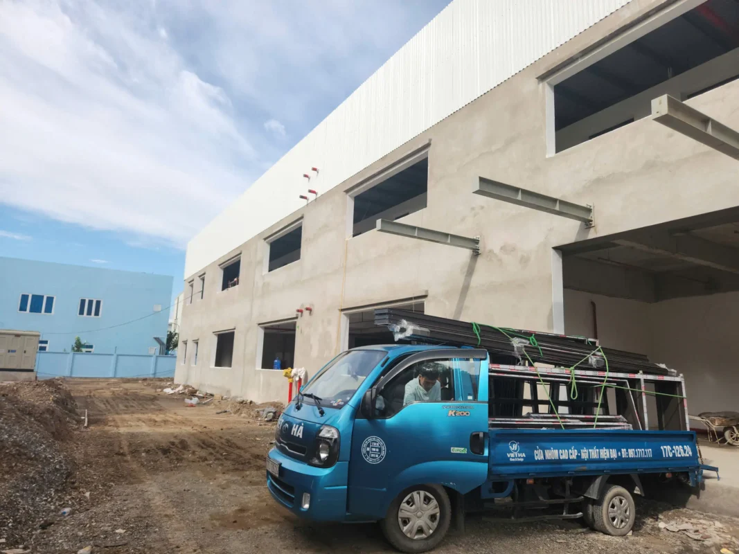 Xe chở khung cửa nhôm đến công trình để thi công nhôm kính nhà xưởng