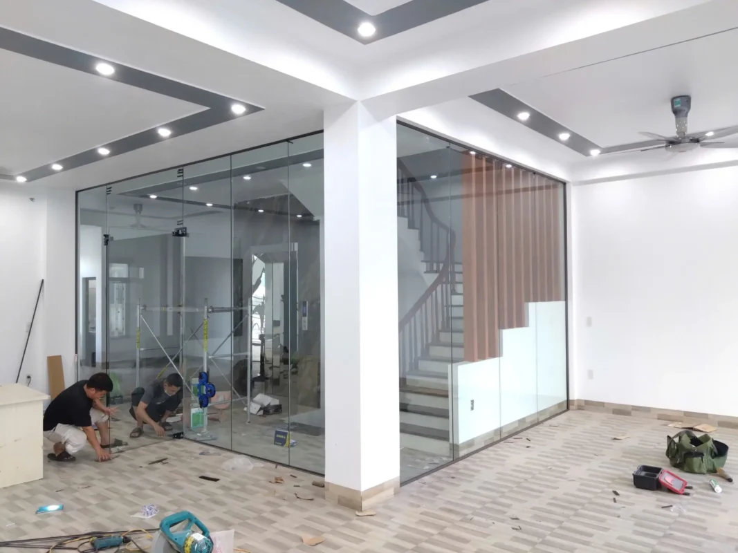 Thợ thi công vách kính cường lực bằng giác hút kính tại công trình