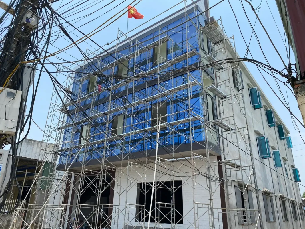 Đang thi công vách kính mặt dựng