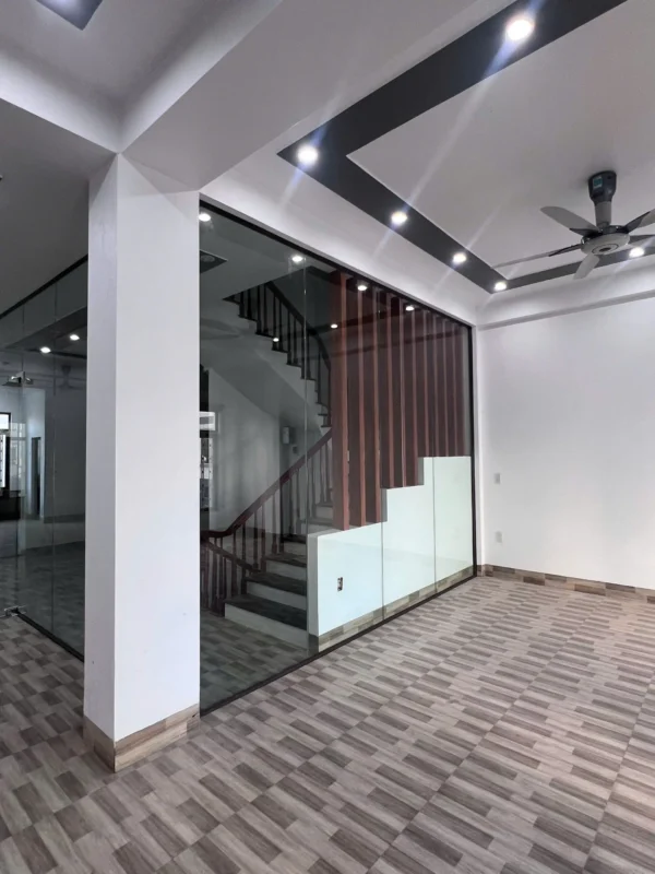 Vách kính cường lực khung mảnh cạnh cầu thang và lam gỗ trang trí