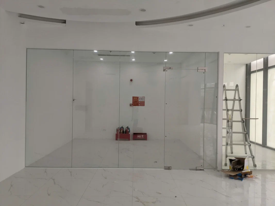 Vách kính cường lực văn phòng có cửa mở quay dùng kẹp kính inox