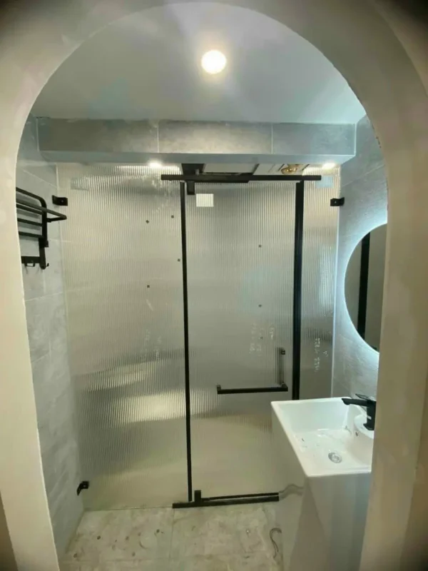 Vách kính tắm hệ slim với khung viền mỏng, nhìn gọn và hiện đại