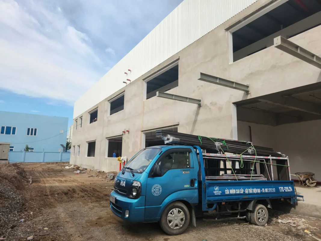 Vận chuyển cửa nhôm kính đến nhà xưởng lớn