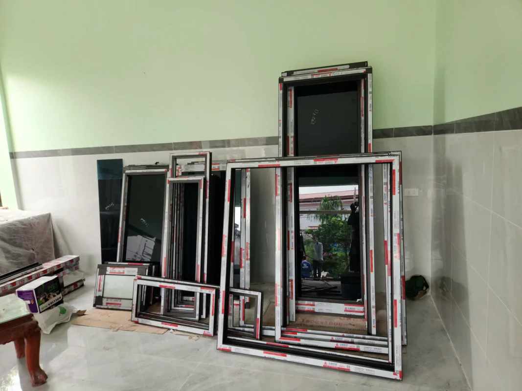 Vận chuyển kính vào công trình để lắp đặt cửa nhôm kính Thái Thụy