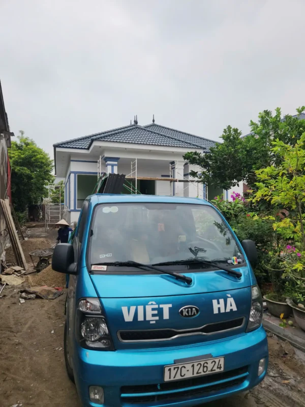 Xe chở cửa lùi vào công trình để chuyển cửa vào lắp