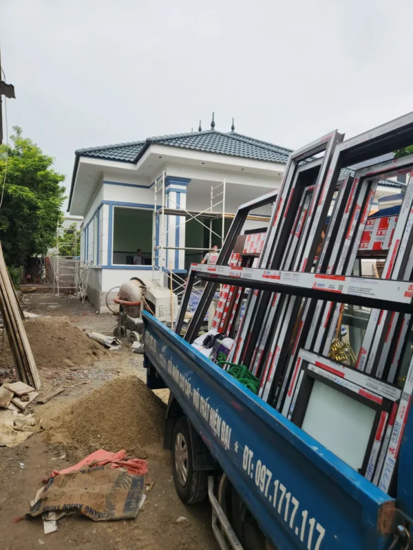 Xe chở nhôm kính lùi vào công trình để chuyển vật tư vào lắp