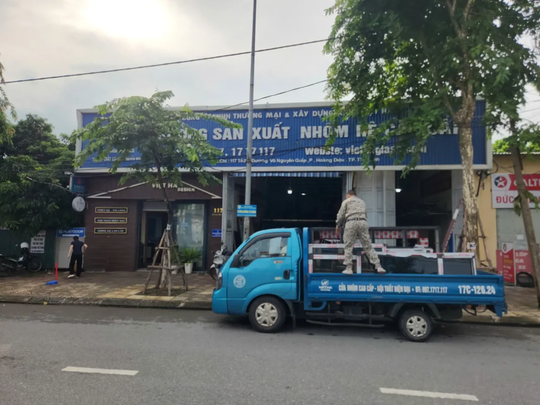 Mặt tiền xưởng sản xuất cửa nhôm kính Hưng Yên của Nhôm Kính Việt Hà, xe tải chở khung cửa trước xưởng